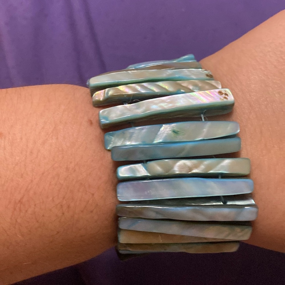 Blue shell stretch bracelet